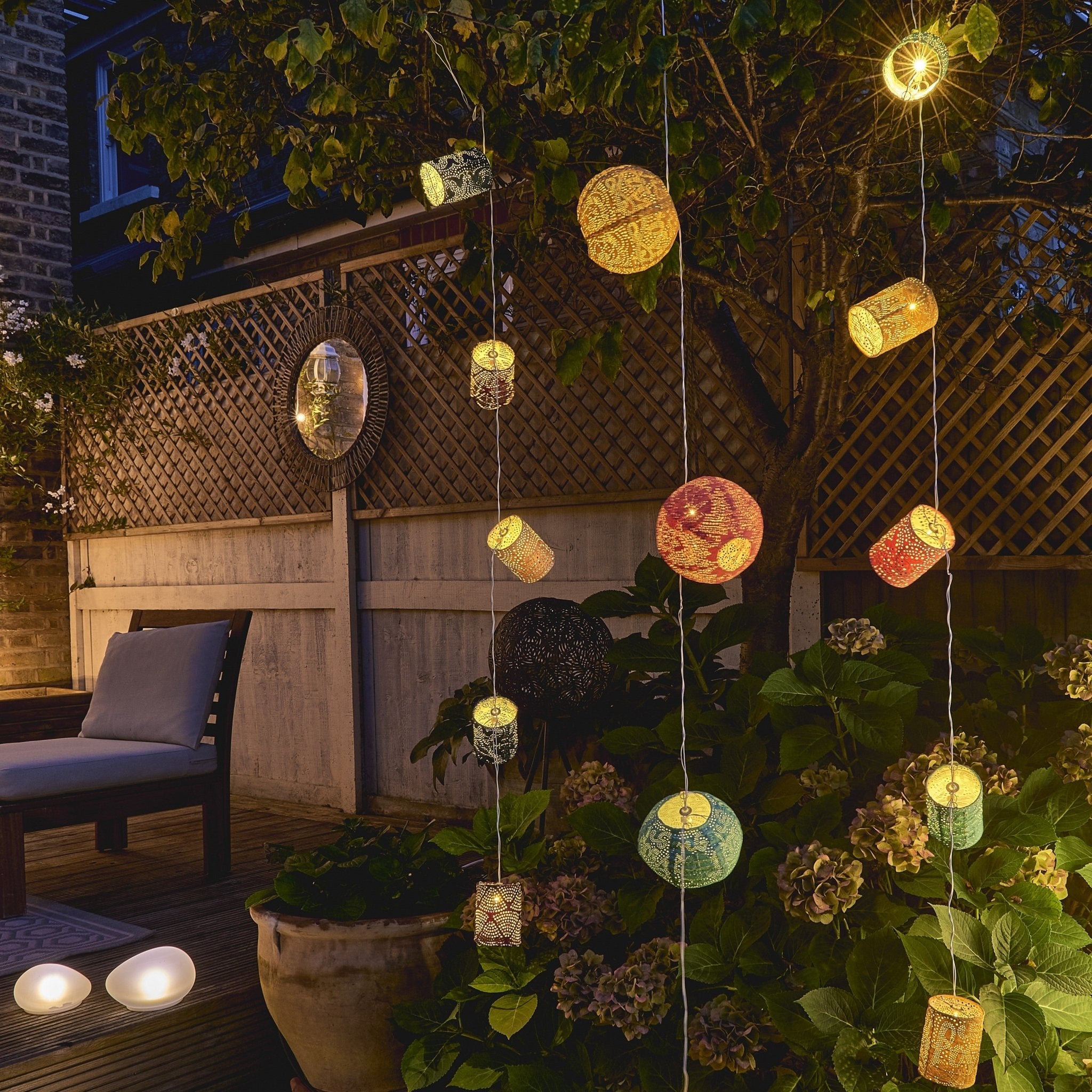 Lanterns in Chain - sparkle.lighting