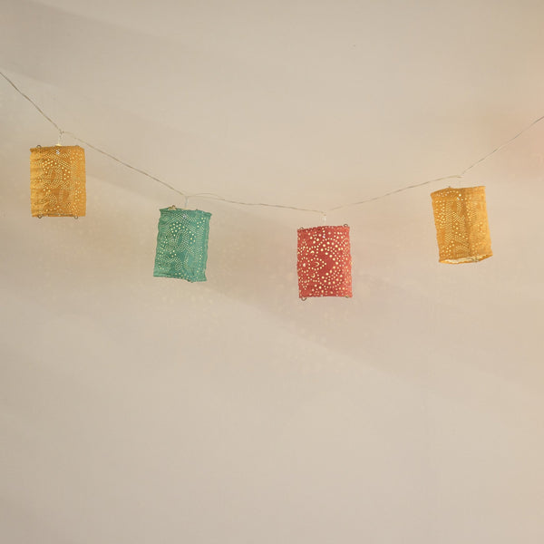 Lanterns in Chain - sparkle.lighting