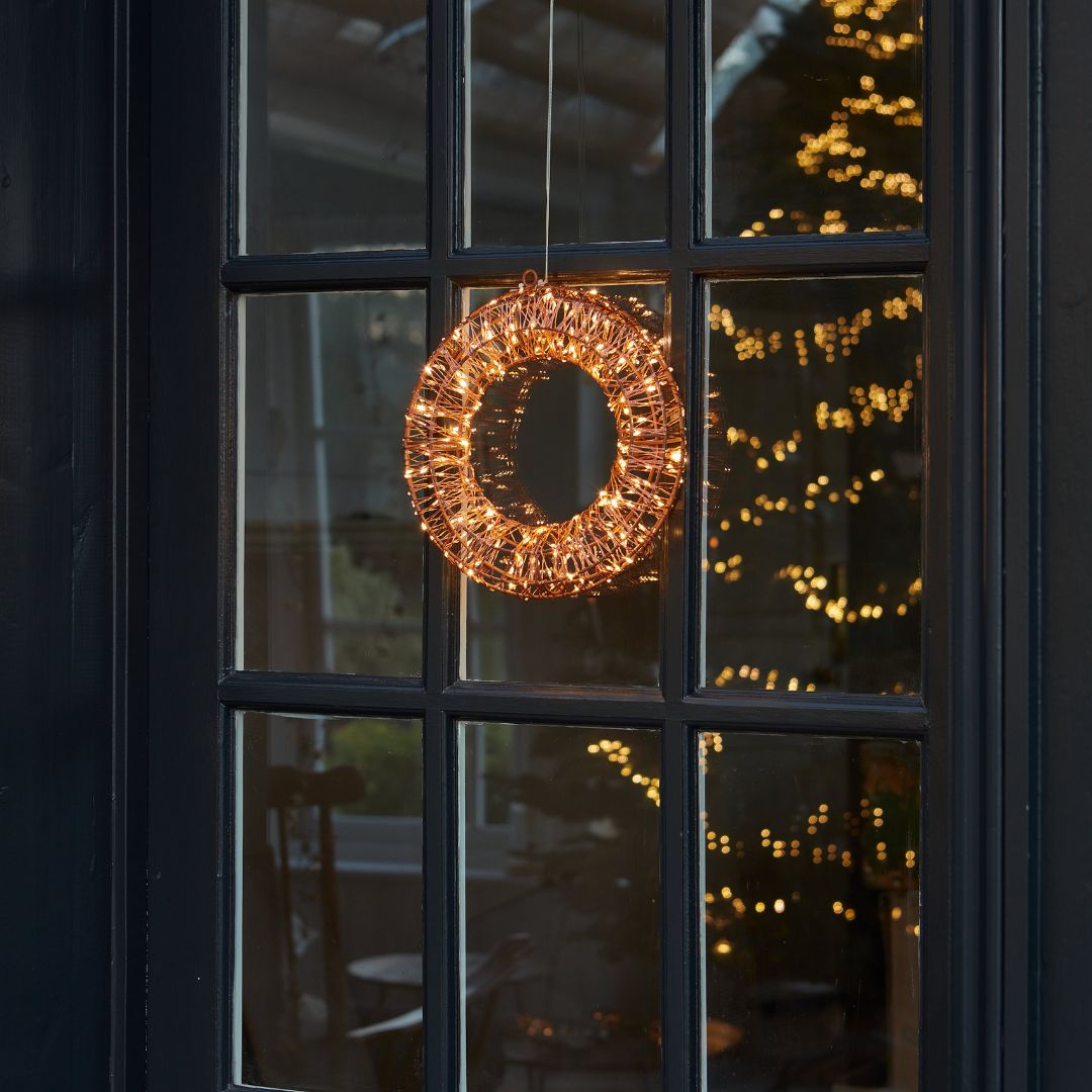 Light Up Christmas Wreath - sparkle.lighting