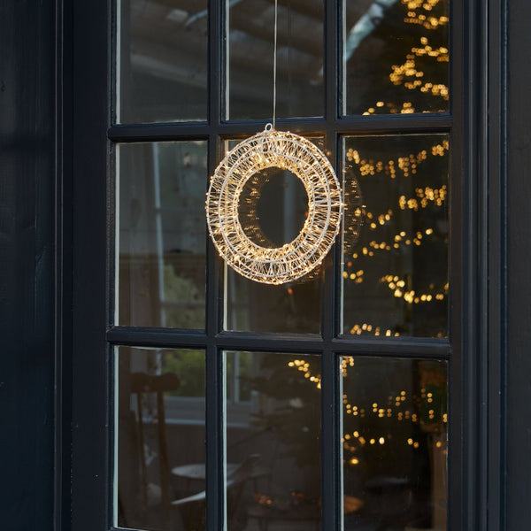 Light Up Christmas Wreath - sparkle.lighting
