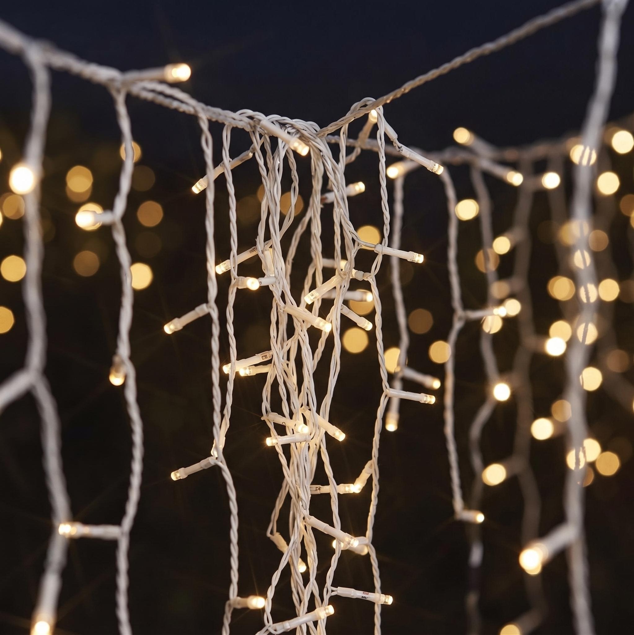 Falling Snow Icicle Lights - sparkle.lighting