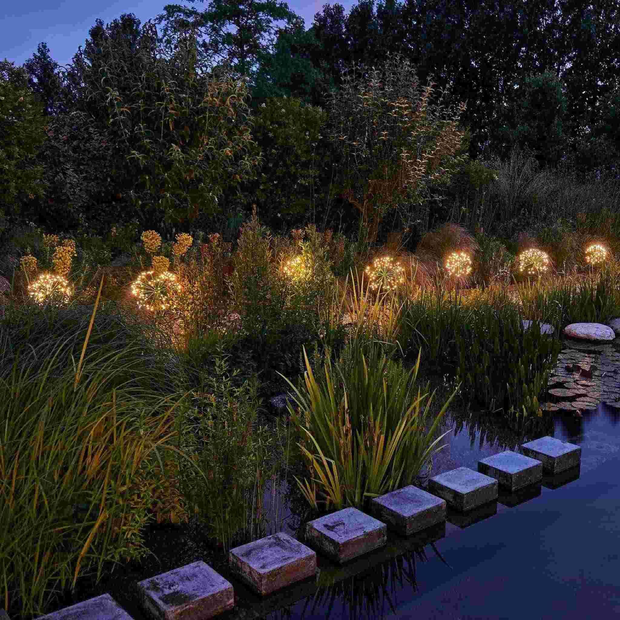 Green Dandelion Dual - Powered Stake Light - Solar & Battery - sparkle.lighting